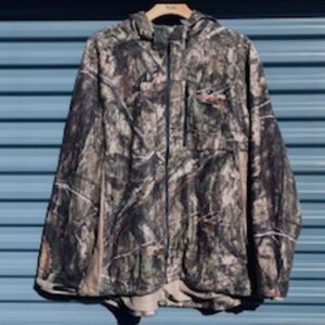 Camouflage Waterproof Hunting Jacket . Size: XL {46-48} . w/ Hoodie . Mossy Oak